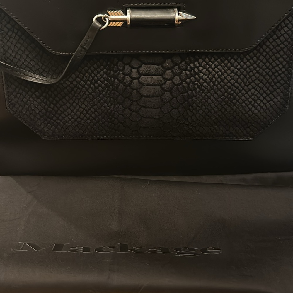 Chic Black Structured Handbag - Picture 8 of 8